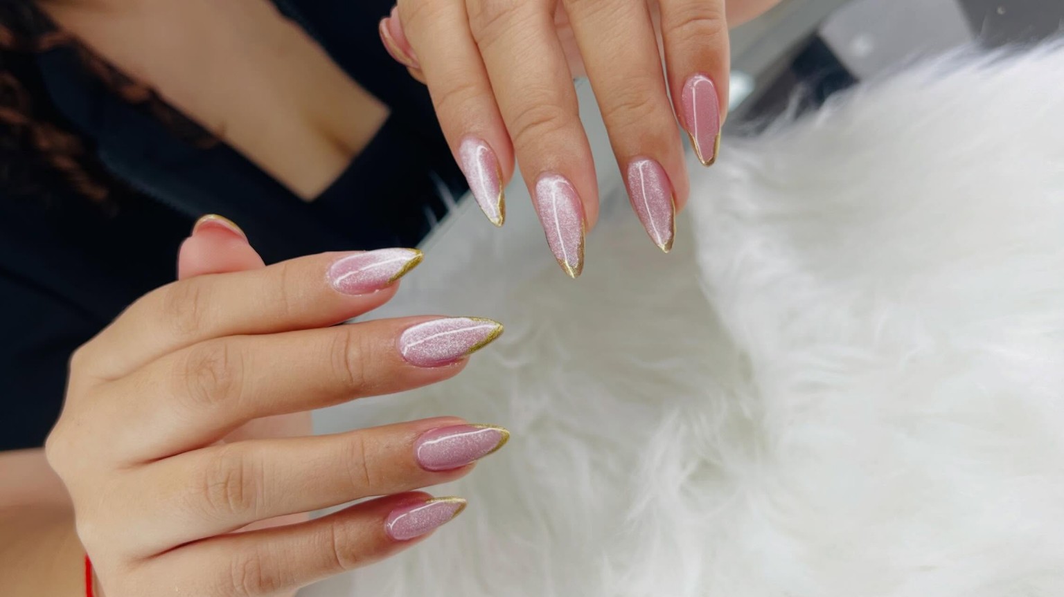 Uñas rosadas con dorado